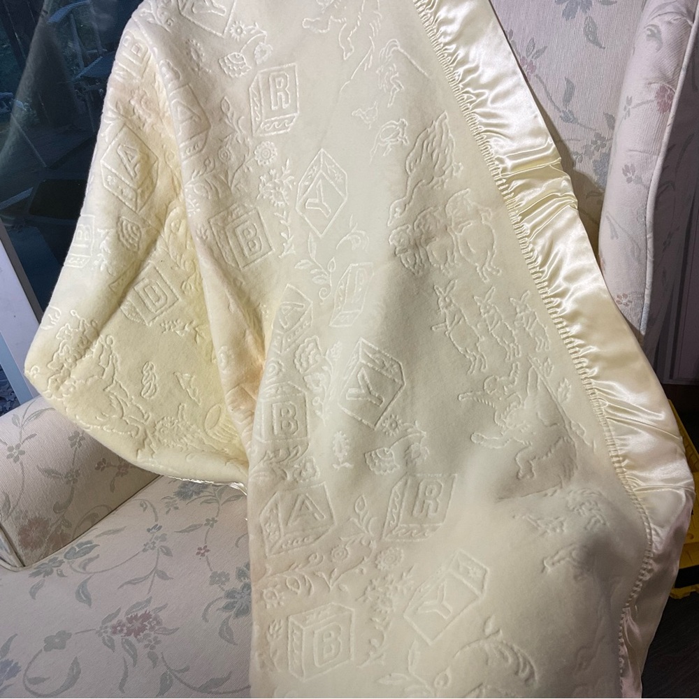 Vtg Triboro Baby Blanket YELLOW With Nursery Rhyme Cats Lambs Bunny Gees…